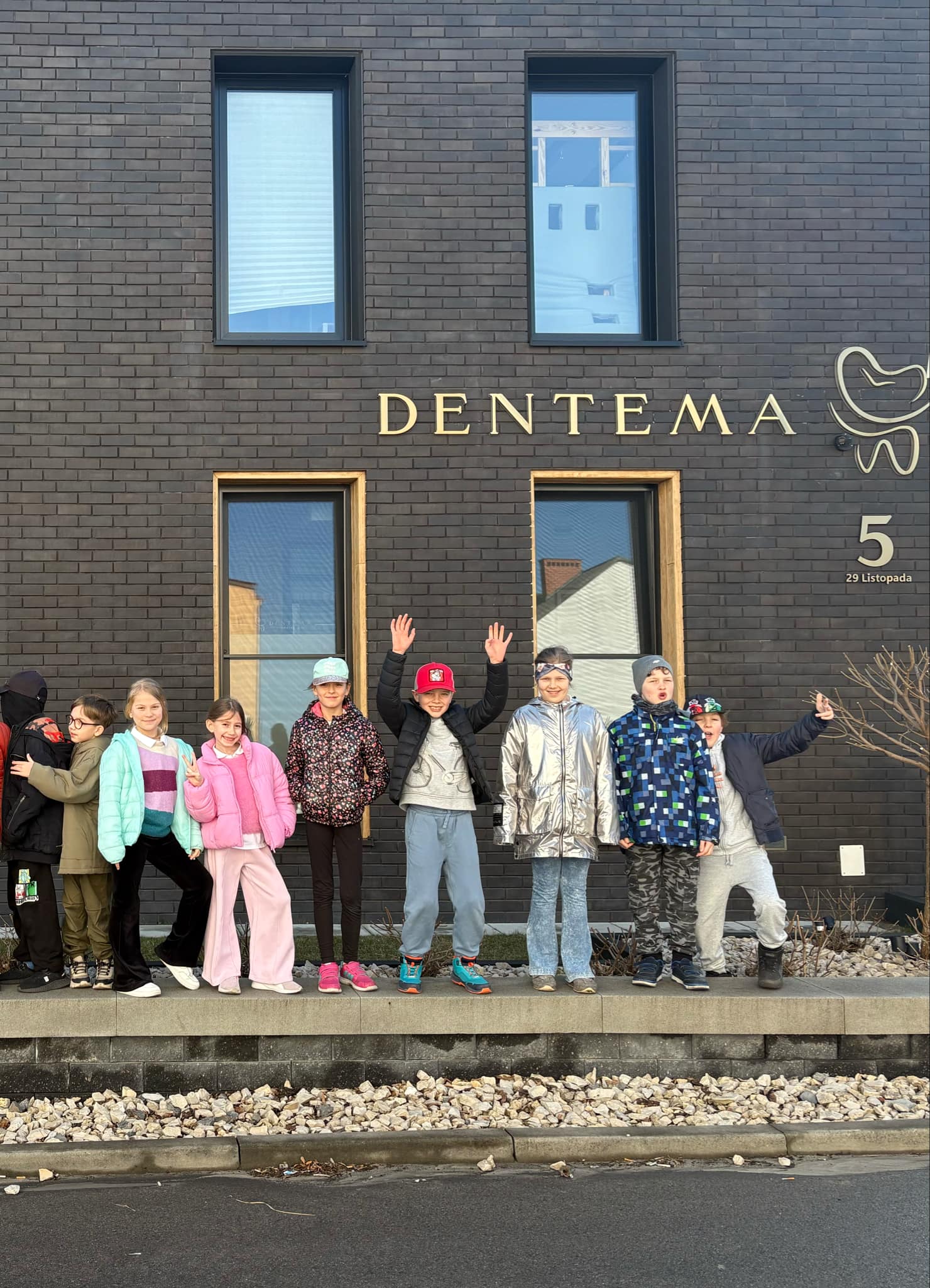 Wizyta uczniów klasy 2 w gabinecie dentystycznym.