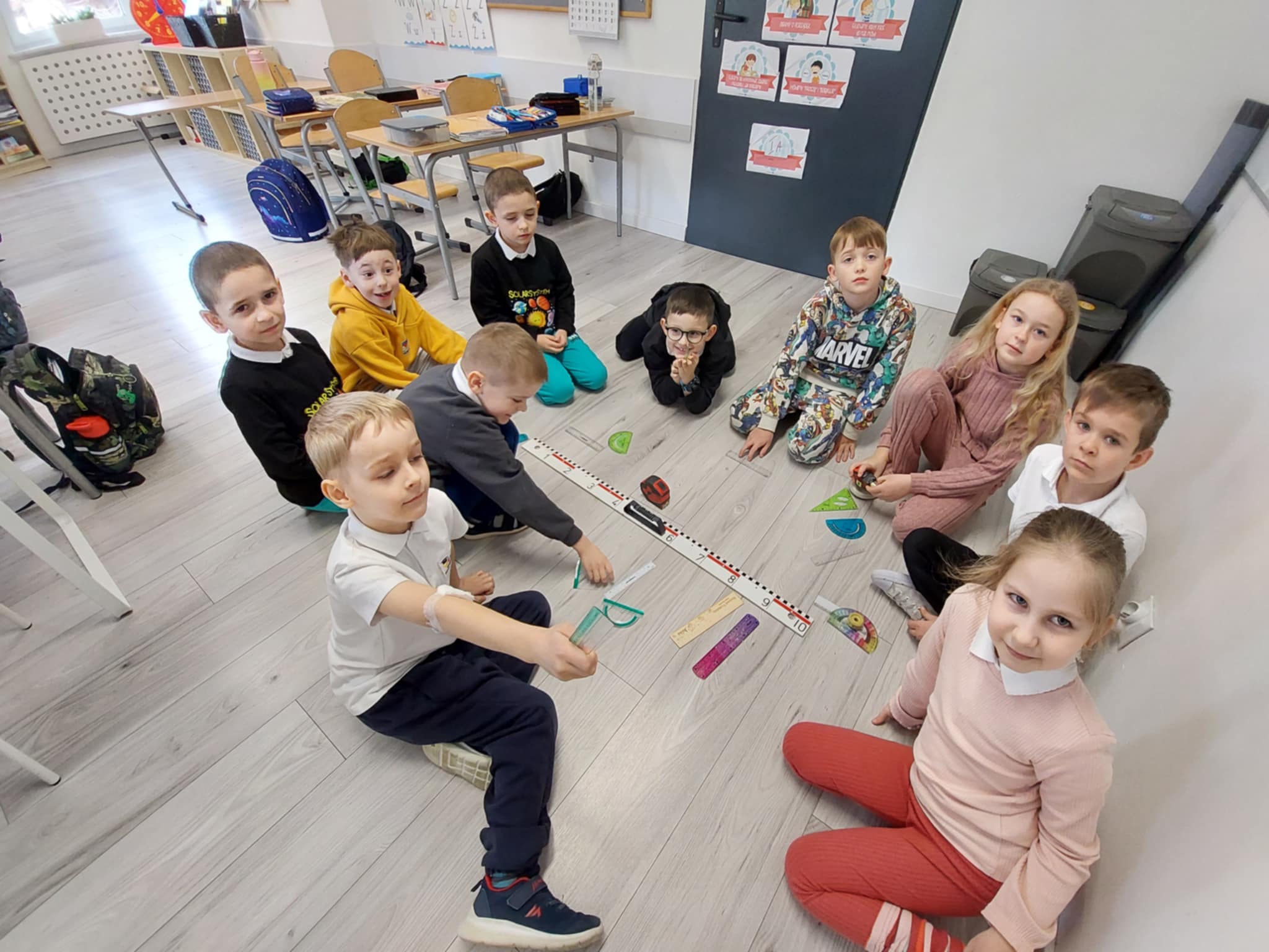 Uczniowie klasy 1 poznają jednostki miary