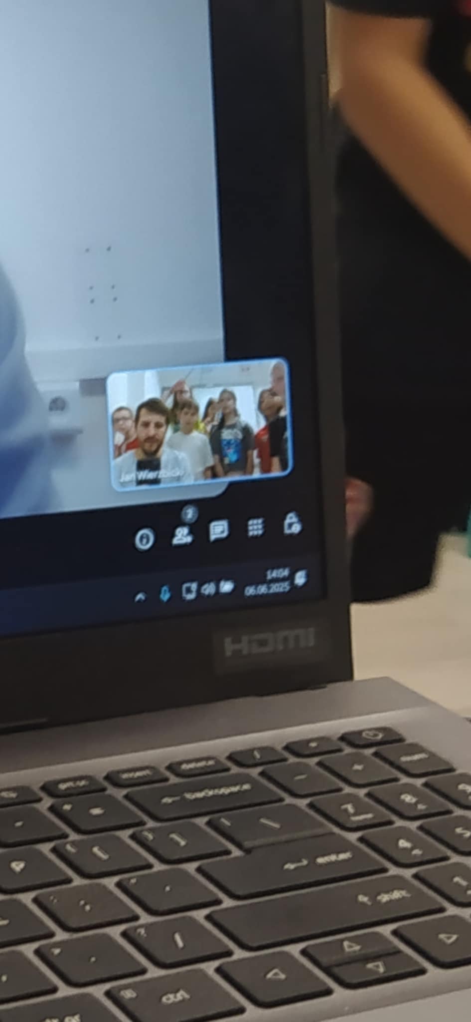 Wideorozmowa o PRL-u z prof. Markiem Wierzbickim, język angielski w klasie 4.