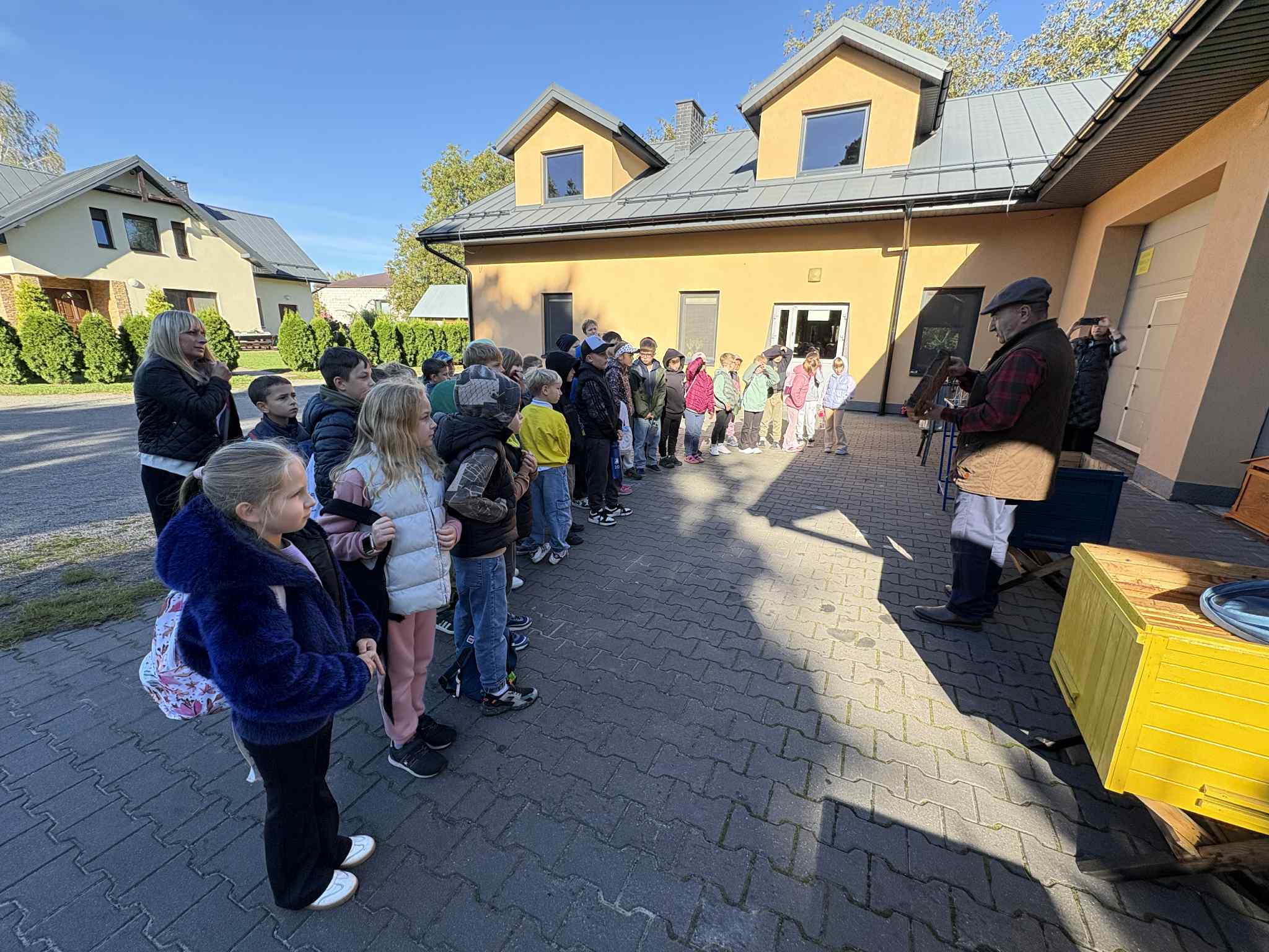 Wyjazd do pszczelarza i właściela firmy produkującej węzę pszczelą.