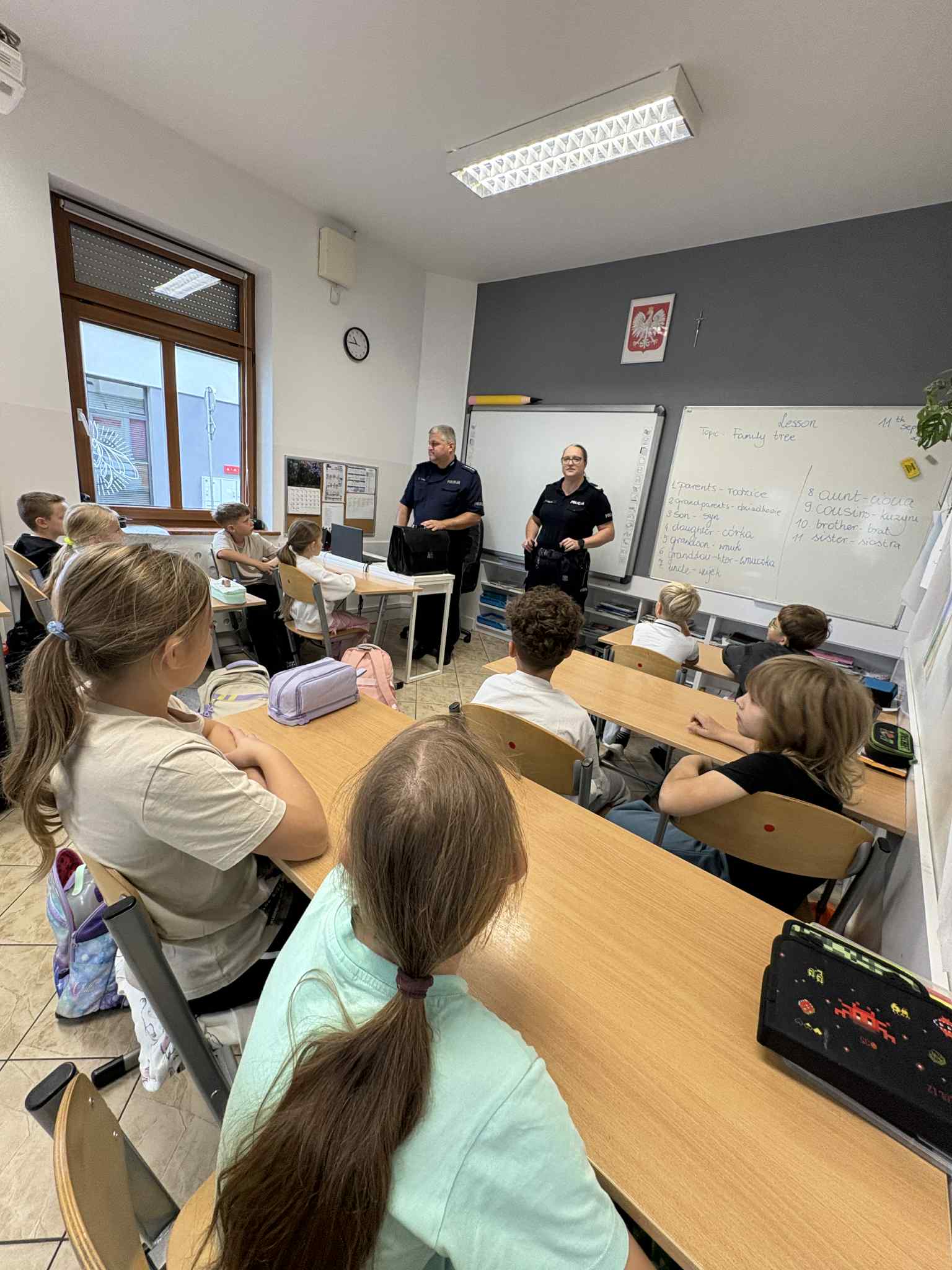 Spotkanie z policją i rozmowa na temat bezpiecznej drogi do domu.