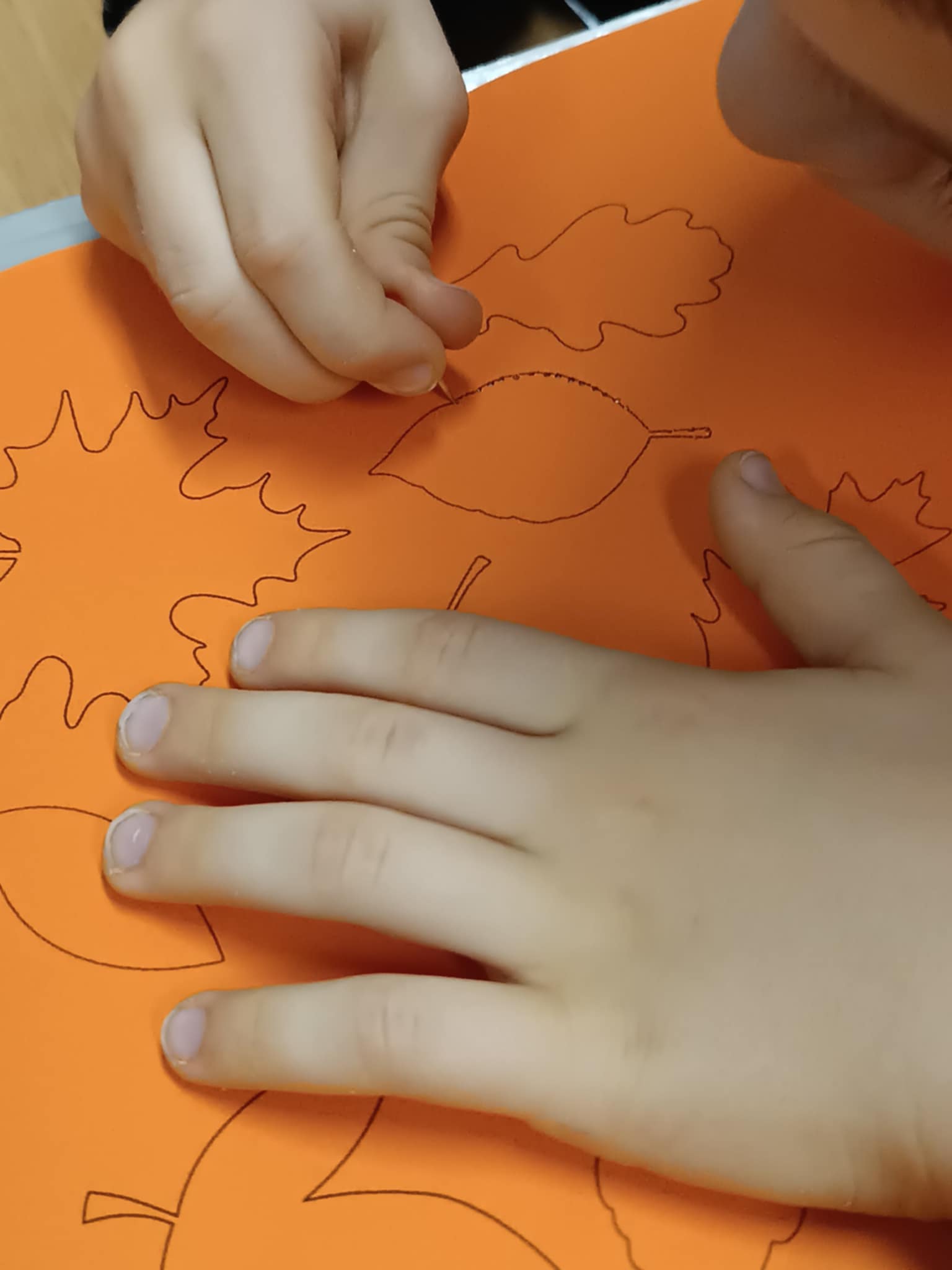 Zabawa sztuką na świetlicy – perforowanie.